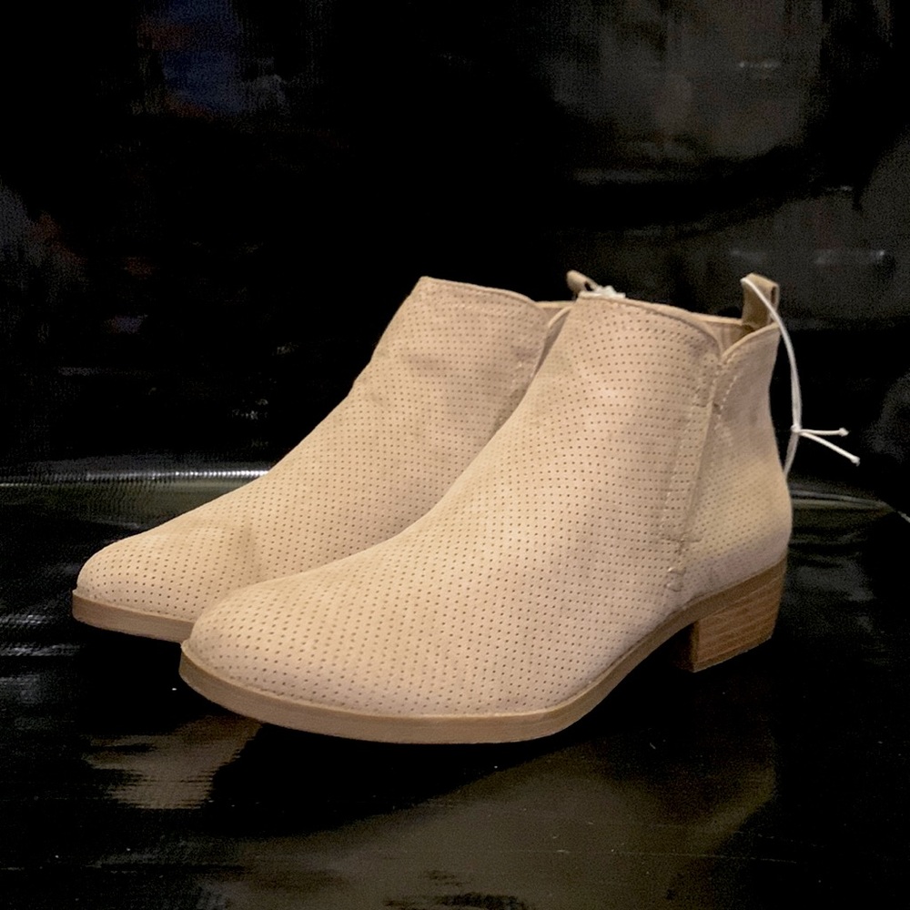 Universal Thread, women size 9 Taupe/Dylan ankle boots. New